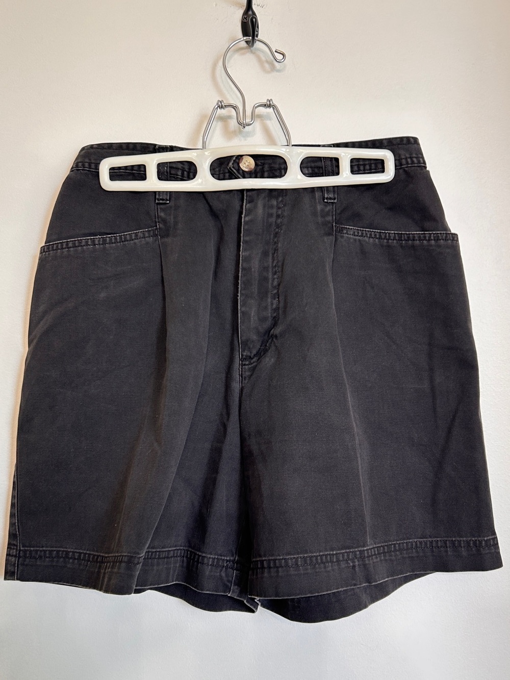 PETITE SOPHISTICATE COTTON SHORTS WITH PLEATS